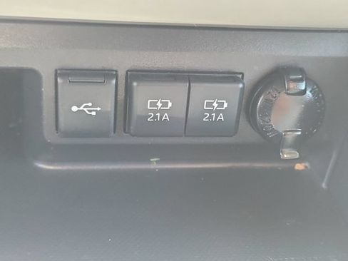 Used 2021 Toyota Highlander LE FWD image 10