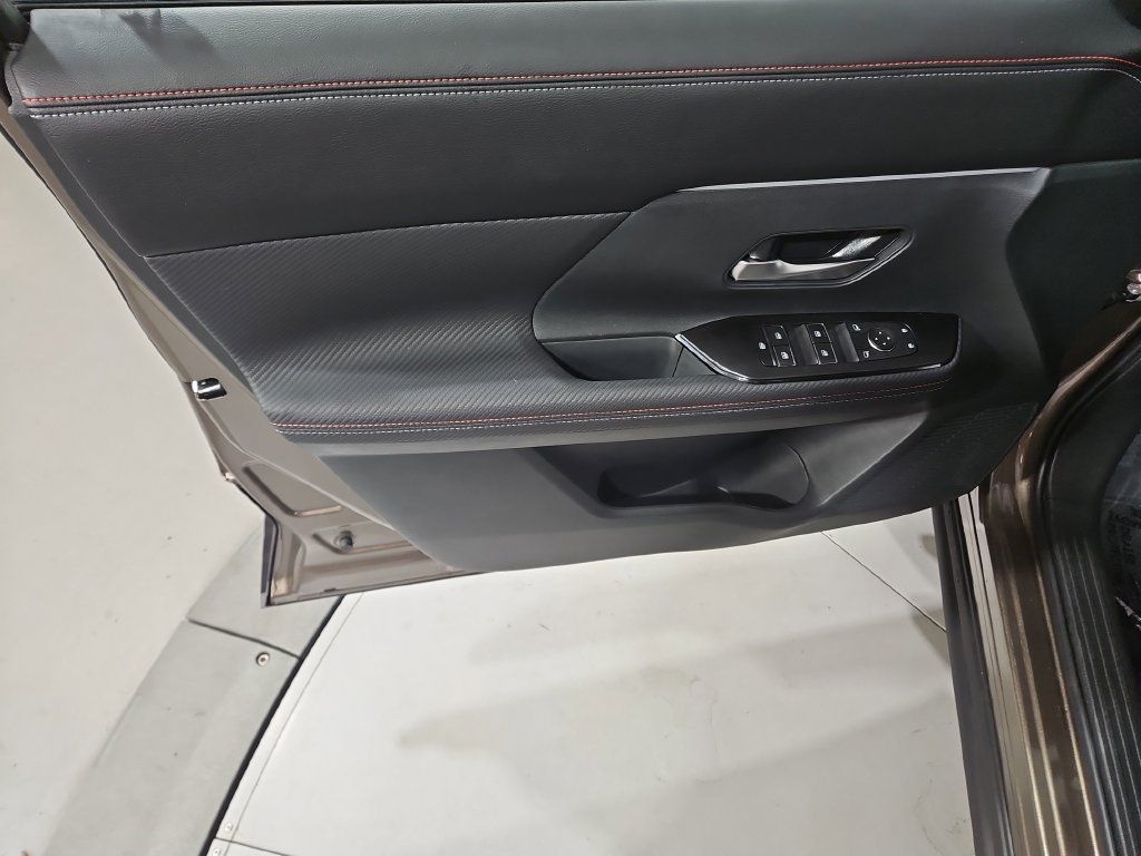 Certified 2025 Nissan Kicks SR FWD image 12