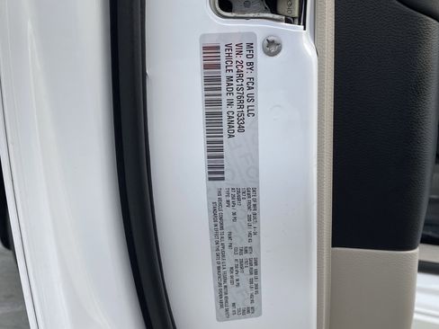 Used 2024 Chrysler Pacifica Select image 30