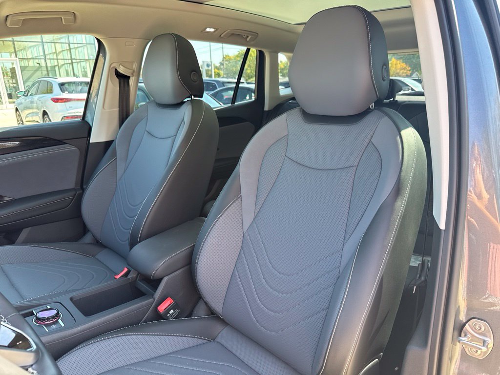 Used 2026 Volkswagen Tiguan SE AWD/4WD image 5