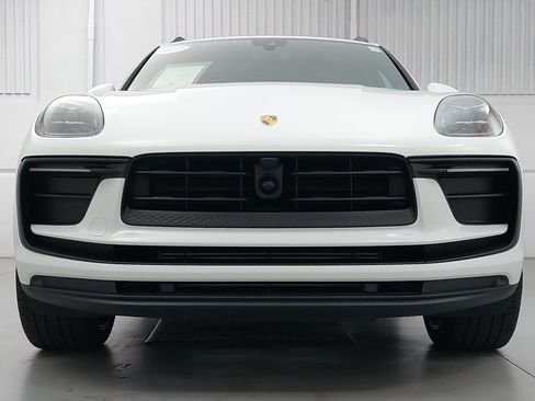 Certified 2026 Porsche Macan AWD/4WD image 10