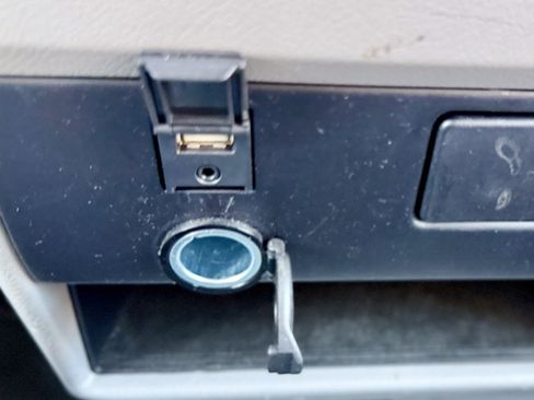 Used 2019 Toyota Sienna LE w/ Carpet Mat Package FWD image 36