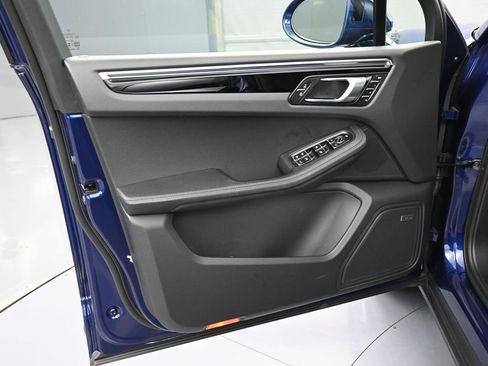 Certified 2025 Porsche Macan image 15