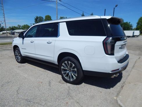 Used 2026 Chevrolet Suburban High Country AWD/4WD image 2
