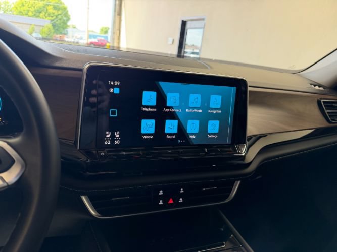 Used 2025 Volkswagen Atlas SE FWD image 14