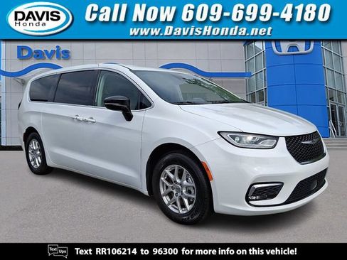 Used 2024 Chrysler Pacifica Touring-L FWD image 1
