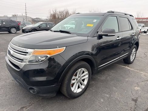 Used 2013 Ford Explorer XLT image 2