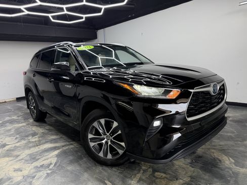 Used 2021 Toyota Highlander XLE AWD/4WD image 5