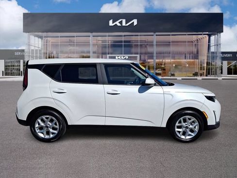 Used 2023 Kia Soul LX w/ LX Technology Package FWD image 7