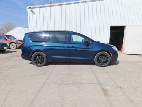 Used 2025 Chrysler Pacifica Limited FWD image 1