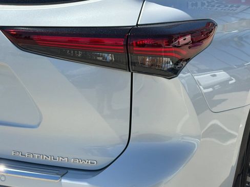 New 2026 Toyota Highlander Platinum AWD/4WD image 32