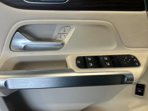 New 2025 Mercedes-Benz GLB 250 4MATIC image 11