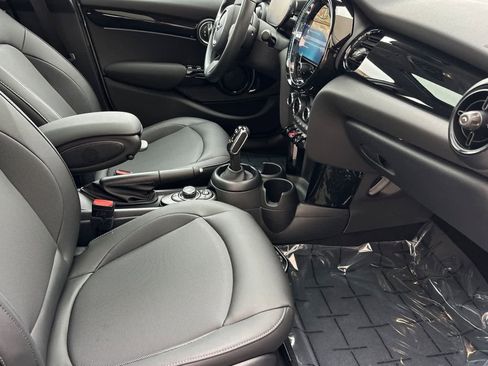Used 2024 MINI Cooper 4-Door Hardtop image 16