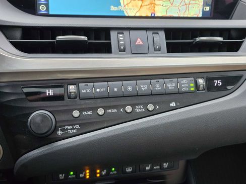 Used 2019 Lexus ES 300h image 25