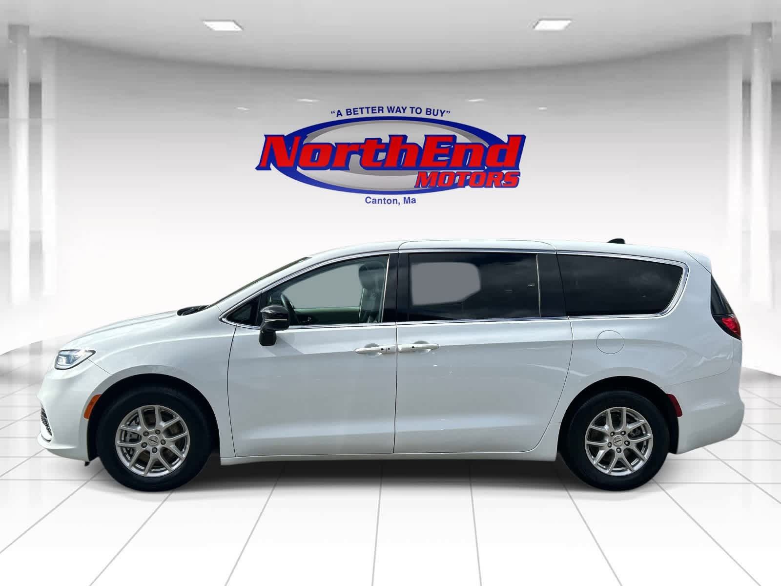 Used 2024 Chrysler Pacifica Touring-L FWD image 5