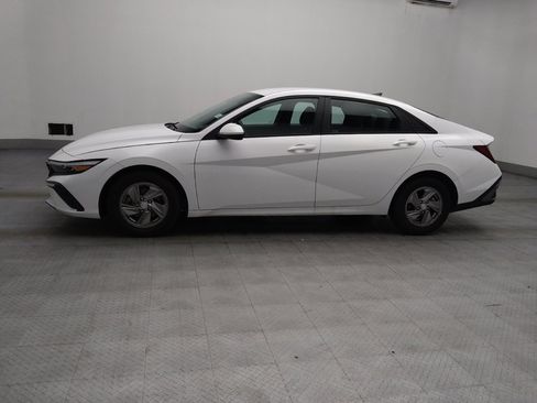 Used 2025 Hyundai Elantra SE w/ Cargo Package FWD image 2