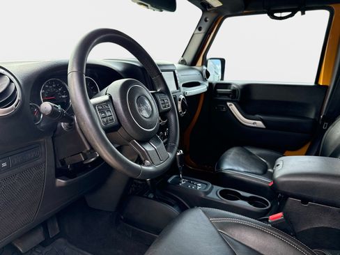 Used 2014 Jeep Wrangler Unlimited Rubicon w/ Connectivity Group AWD/4WD image 31