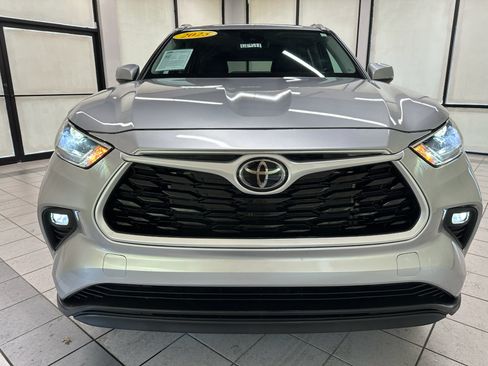 Used 2023 Toyota Highlander XLE AWD/4WD image 13