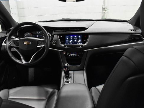Certified 2025 Cadillac XT6 Luxury image 2