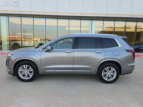 New 2025 Cadillac XT6 Luxury image 2