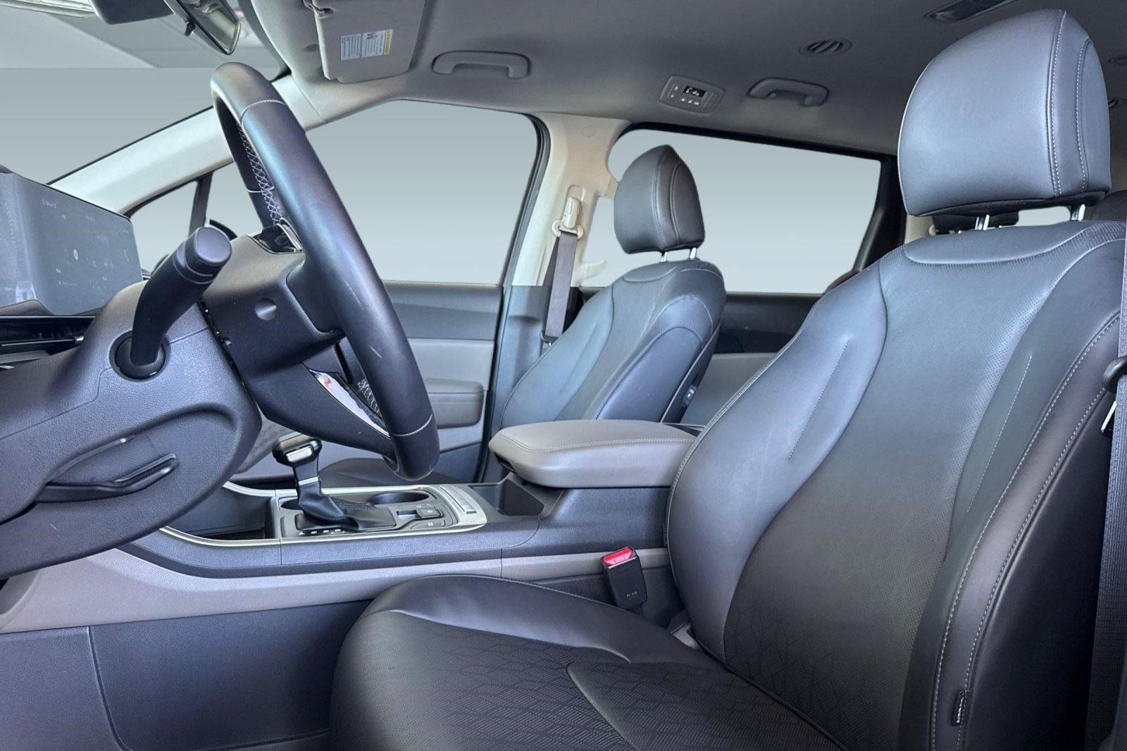 Used 2026 Kia Carnival FWD image 5