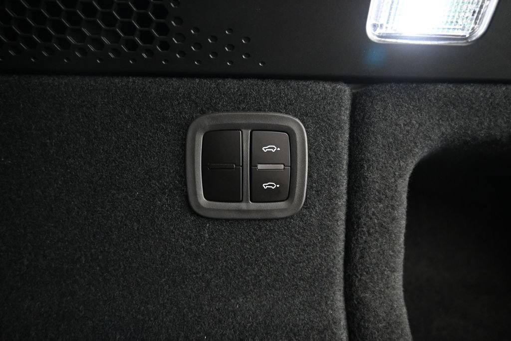 Certified 2025 Porsche Macan 4 Electric AWD/4WD image 33