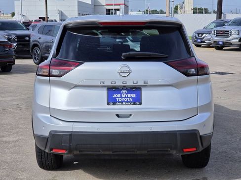 Used 2025 Nissan Rogue SV FWD image 8