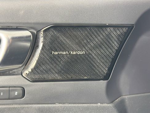 Used 2022 Volvo XC40 T5 R-Design w/ Advanced Package image 19