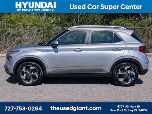 Used 2026 Hyundai Venue SEL FWD image 2