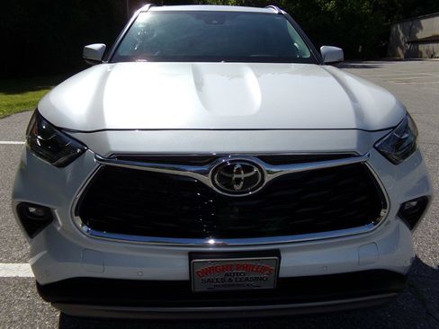Used 2024 Toyota Highlander AWD image 3