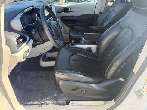 Used 2023 Chrysler Pacifica Touring-L image 14