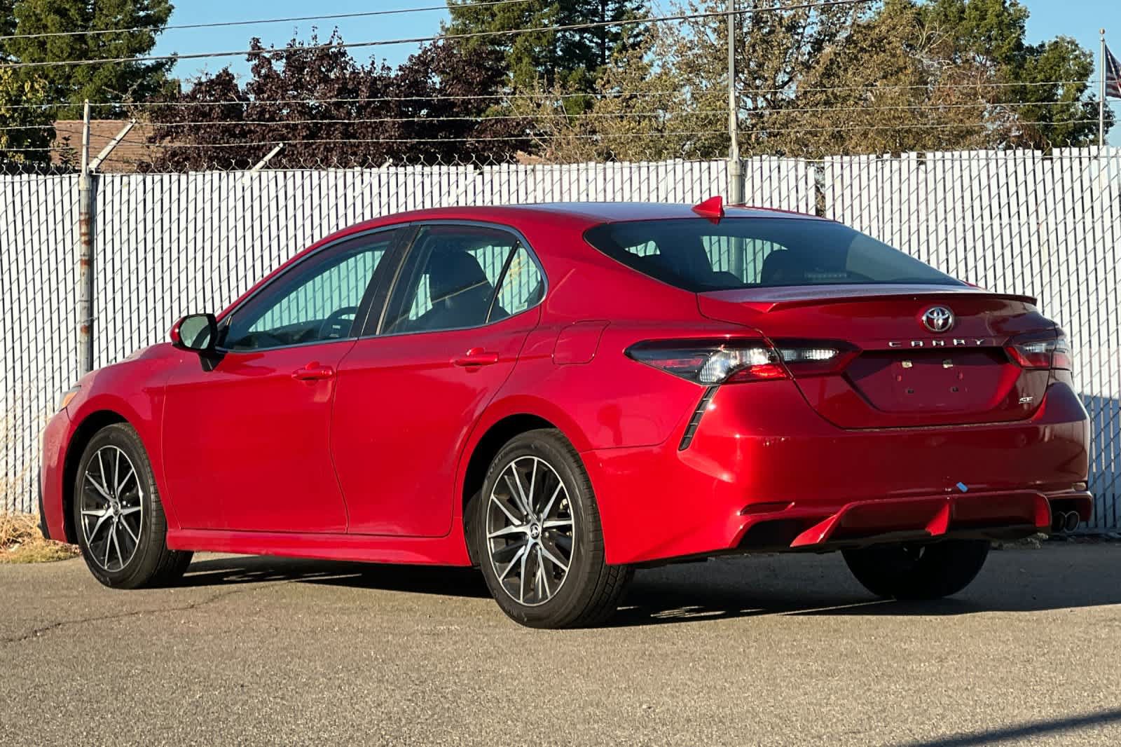 Used 2021 Toyota Camry SE FWD image 5