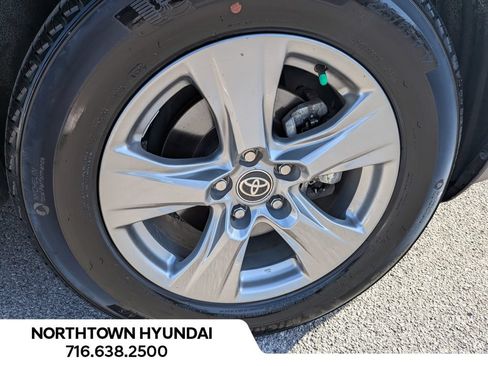 Used 2025 Toyota RAV4 XLE AWD/4WD image 41