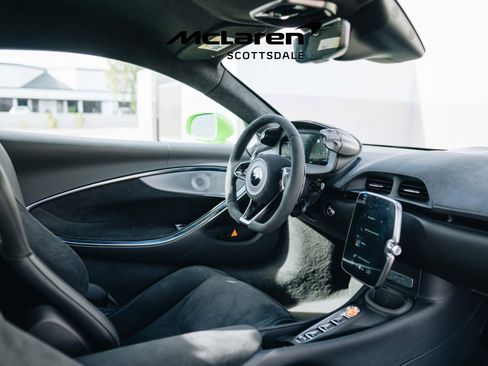 Used 2025 McLaren Artura image 34