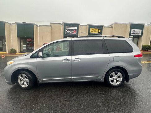 Used 2013 Toyota Sienna LE FWD image 5