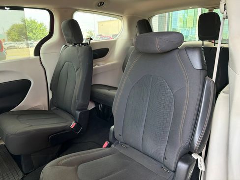 Used 2018 Chrysler Pacifica Touring Plus w/ Tire & Wheel Group FWD image 9