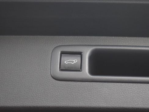 Used 2023 Toyota Highlander LE image 13