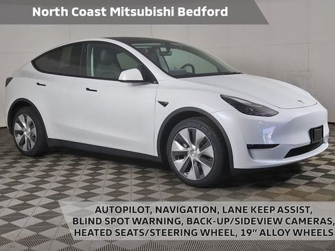 Used 2023 Tesla Model Y Long Range AWD/4WD image 1