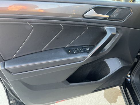 Used 2023 Volkswagen Tiguan SE w/ Panoramic Sunroof Package image 13