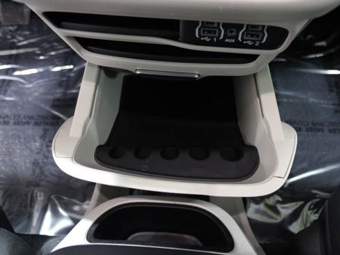 Used 2024 Chrysler Pacifica Touring-L image 22