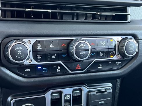 Used 2025 Jeep Wrangler Unlimited Sahara AWD/4WD image 24