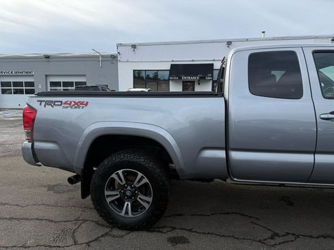 Used 2016 Toyota Tacoma TRD Sport w/ Premium & Technology Package image 10