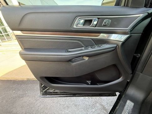 Used 2017 Ford Explorer Limited w/ Equipment Group 301A FWD image 12