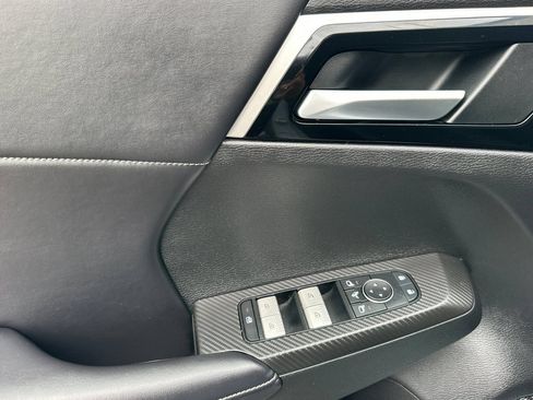 Used 2023 Mitsubishi Outlander 4WD Plug-In Hybrid image 11