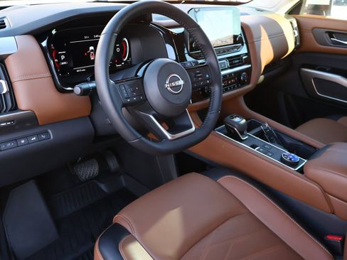 Used 2024 Nissan Pathfinder Platinum image 3