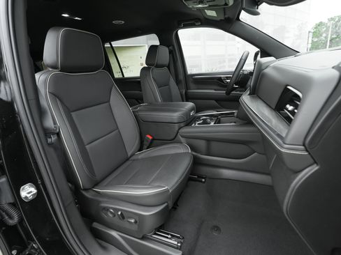 Used 2025 Chevrolet Suburban Premier image 42