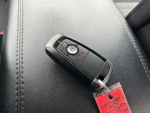 Used 2020 Ford Edge SE image 26