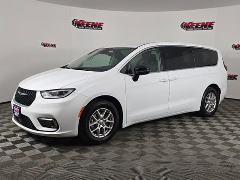 Used 2024 Chrysler Pacifica Touring-L image 5