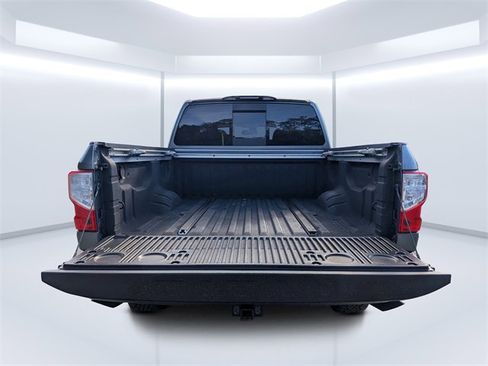 Used 2017 Nissan Titan SV image 11