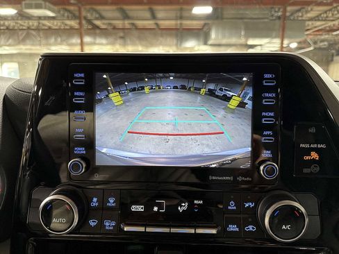 Used 2022 Toyota Highlander LE image 25